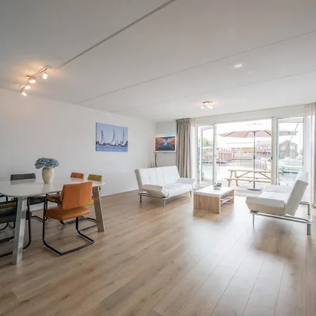 Meerzicht 70 - Aan Het Water! * Uitgeest